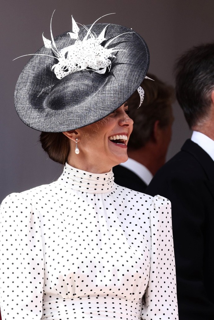 Jedna princezna z Walesu vzdává hold druhé princezně z Walesu. Kate k černobílému modelu zvolila perlové náušnice Collingwood, které patřily princezně Dianě. 