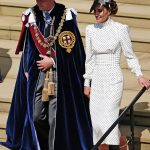 Princ a princezna z Walesu na ceremoniálu v kapli sv. Jiří na hradě Windsor. 