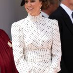 Kate zvolila k šatům bílé psaníčko, stejně jako si jej k puntíkům vzala i princezna Diana. 