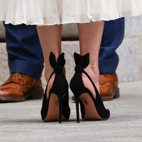 Model princezna doladila svými oblíbenými semišovými střevíčky na vysoké jehle značky Aquazzura, které zdobí nepřehlédnutelný detail na patě.