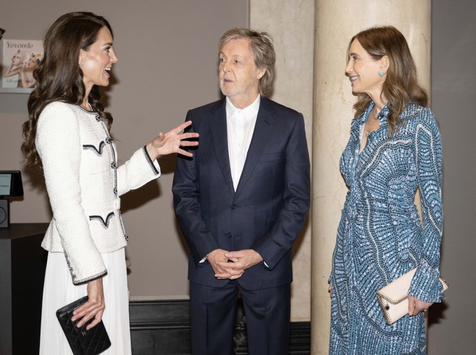 Na znovuotevření galerie se potkala i s Paulem McCartney, jehož portrét je také ve vystavených kouscích.  