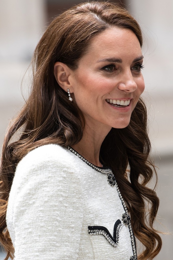 Náušnice z postříbřeného rhodia pořídila Kate Middleton v řetězci Heavenly London za přibližně tři tisíce korun a nevidíme je na ní poprvé. 