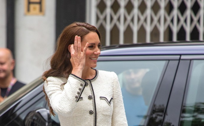 Princezna z Walesu doladila svůj dokonalý outfit pro ni typickým širokým úsměvem.