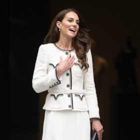 Luxusní šaty vzhledu sukně a sáčka pochází z dílny značky Self-Portrait a Kate je doladila černými doplňky a šperky imitujícími perly. Princezna z Walesu změnila na šatech pouze jediný detail. Zatímco původní model má pásek z kůze, princezna zvolila pásek z totožného buklé materiálu.