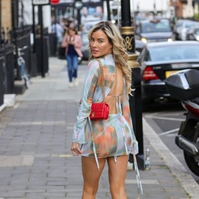 Modelka a playmate Carla Howe vyrazila do ulic Londýna v šifonovém kompletu, který zakrýval naprosté minimum.