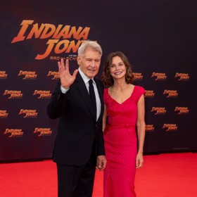 Nemenší zájem vzbudila v Berlíně, kde se objevila po boku manžela Harrisona Forda v růžových puntíkatých šatech Zac Posen. Dokonalost sama! Bez zajímavosti není fakt, že v uších měla stejné náušnice, jako na losangeleské premiéře filmu.