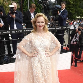 Aňa Geislerová zazářila v pivních šatech od Jakuba Polanky. Inovativní textilní materiál, ze kterého byly ušity, vznikal několik měsíců procesem fermentace plzeňského piva.