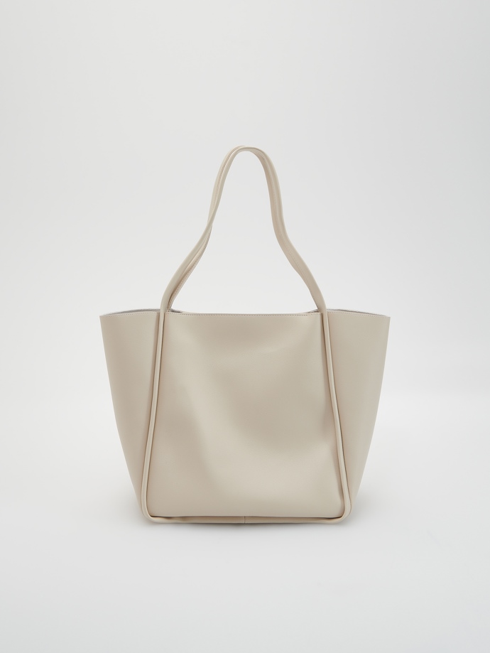 Na imitaci kůže sází i model v jednoduchém designu značky Reserved. Dlouhá ucha oceníte při nošení přes rameno. Cena: 599 Kč