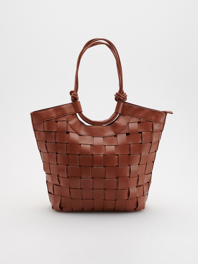 Splétaná eko kůže v podání kabelky Reserved za 899 Kč.