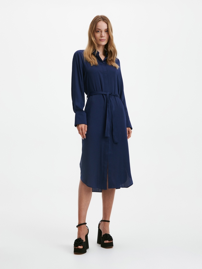 Lehoučké materiály zaručí splývavou siluetu. Reserved, 899 Kč