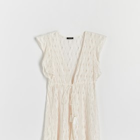 Háčkované či macramé přehozy patří původně do výbavy na pláž, proč v nich ale nevyrazit i na večírek pod širým nebem? Reserved, 599 Kč