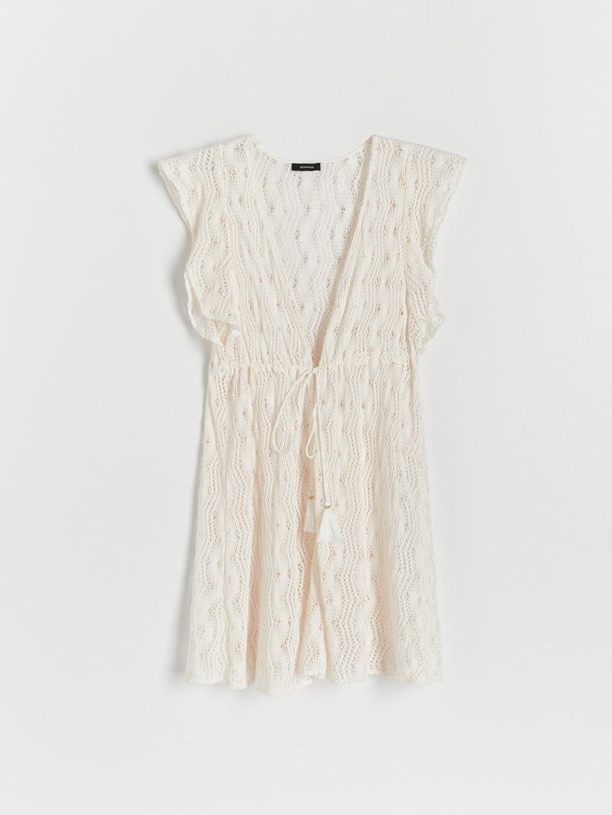 Háčkované či macramé přehozy patří původně do výbavy na pláž, proč v nich ale nevyrazit i na večírek pod širým nebem? Reserved, 599 Kč