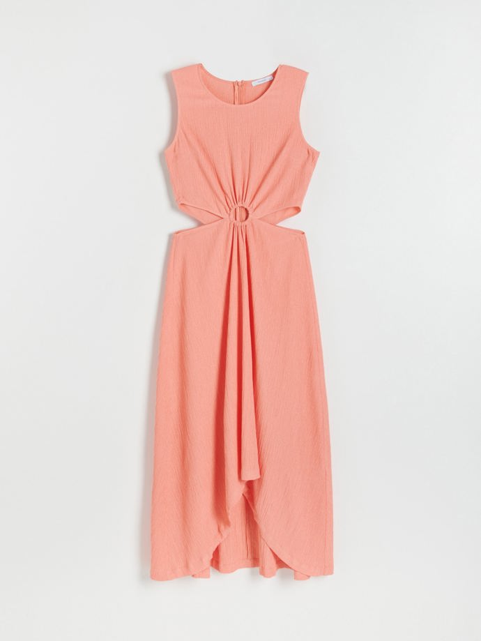 Bez přehnaných extravagancí. S retro nádechem. Šaty s průstřihy v pase značky Reserved za 799 Kč.