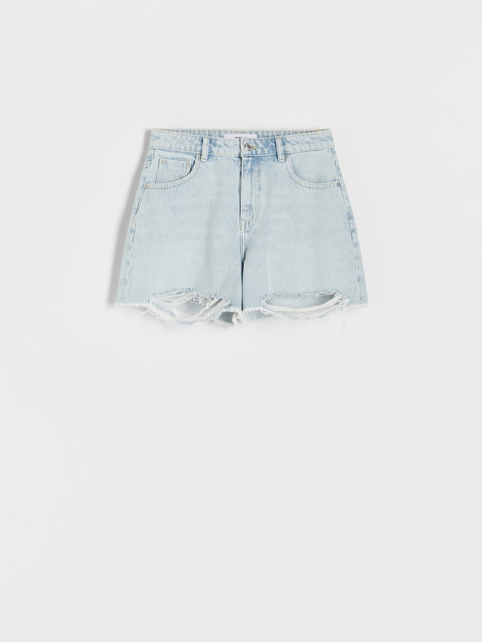 Top skvěle doplní džínové šortky se záměrně poškozenými okraji. Sinsay, 349 Kč