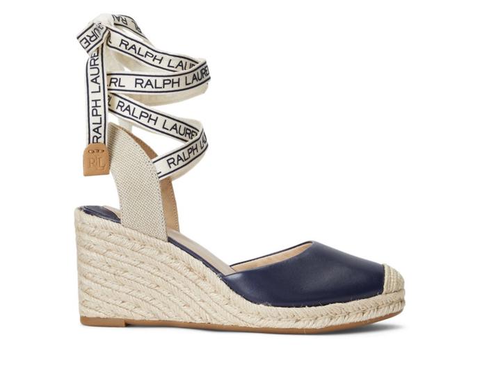 Šněrovací espadrilky na přírodním klínku. Naprostá letní klasika. (Ralph Lauren, 2 360 Kč)