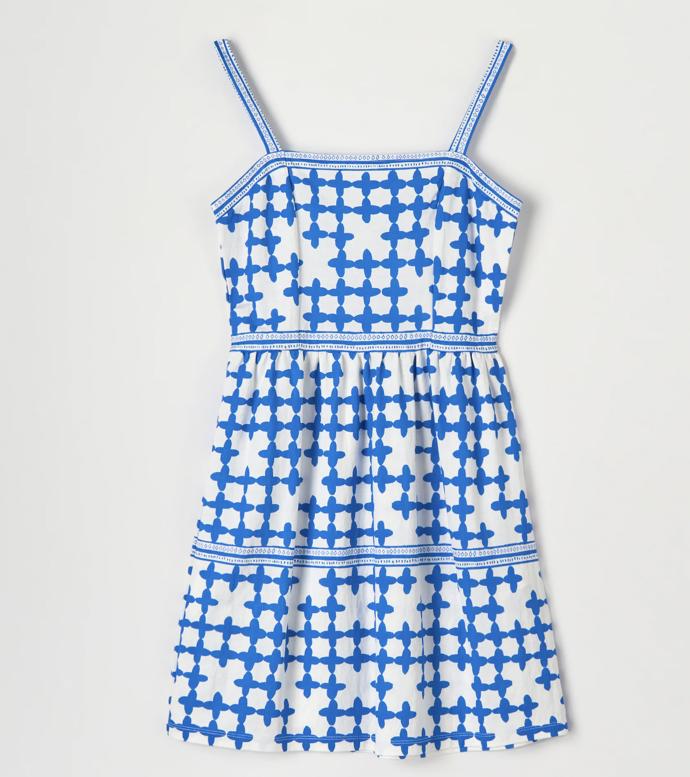 Minišaty na ramínka můžete nosit jako samostatný kousek nebo je vrstvit. třeba s džínovými šortkami. (Sinsay, 359 Kč)