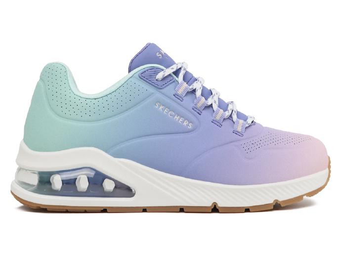 Kecky v barvách duhy? Ano, Skechers za 2 199 Kč.