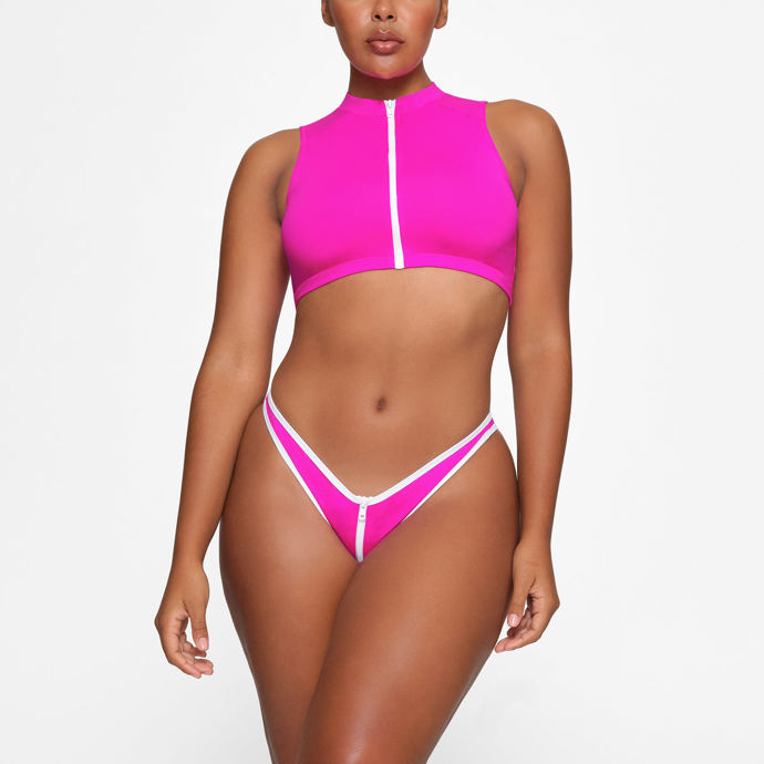 Značka SKIMS přináší i další letošní bestseller, plavky se zipy. (K dispozici jsou zvlášť horní a spodní díly, abyste mohly jednodušeji kombinovat potřebné velikosti. Cena jednoho dílu je 1 200 Kč)