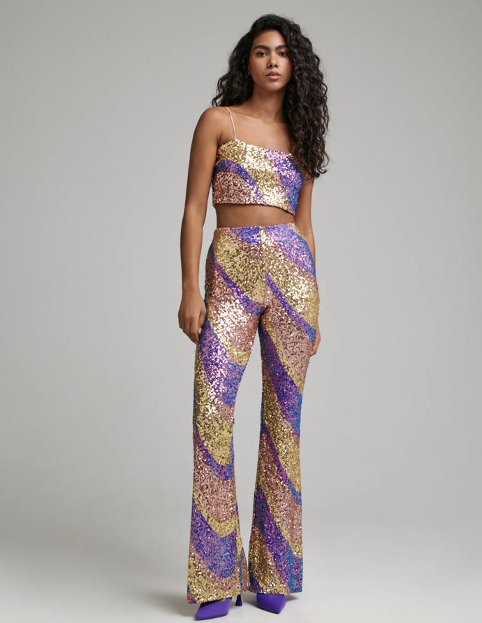 Flitry od hlavy až k patě? Žádný problém, budete in! (Sinsay, top 119 Kč, kalhoty 599 Kč)