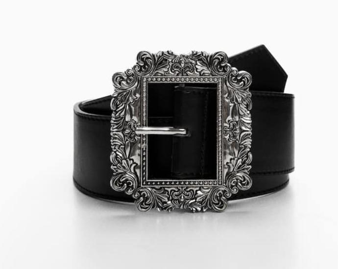 Výraznou sponu za dostupnou cenu nabízí model z obchodu Mango. (599 Kč)