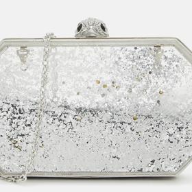 Královská modř si skvěle rozumí se stříbřitými tóny. (Kurt Geiger, cena 3 760 Kč)