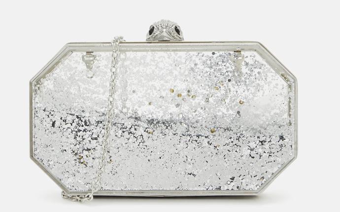 Královská modř si skvěle rozumí se stříbřitými tóny. (Kurt Geiger, cena 3 760 Kč)