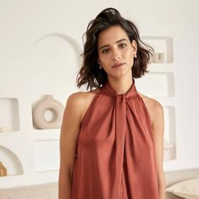 Saténový top s odhalenými rameny a něžným řasením. (Next, 1 100 Kč)