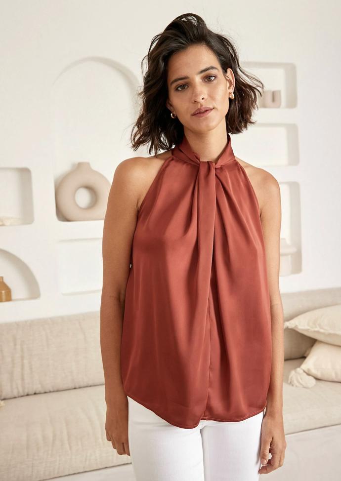 Saténový top s odhalenými rameny a něžným řasením. (Next, 1 100 Kč)
