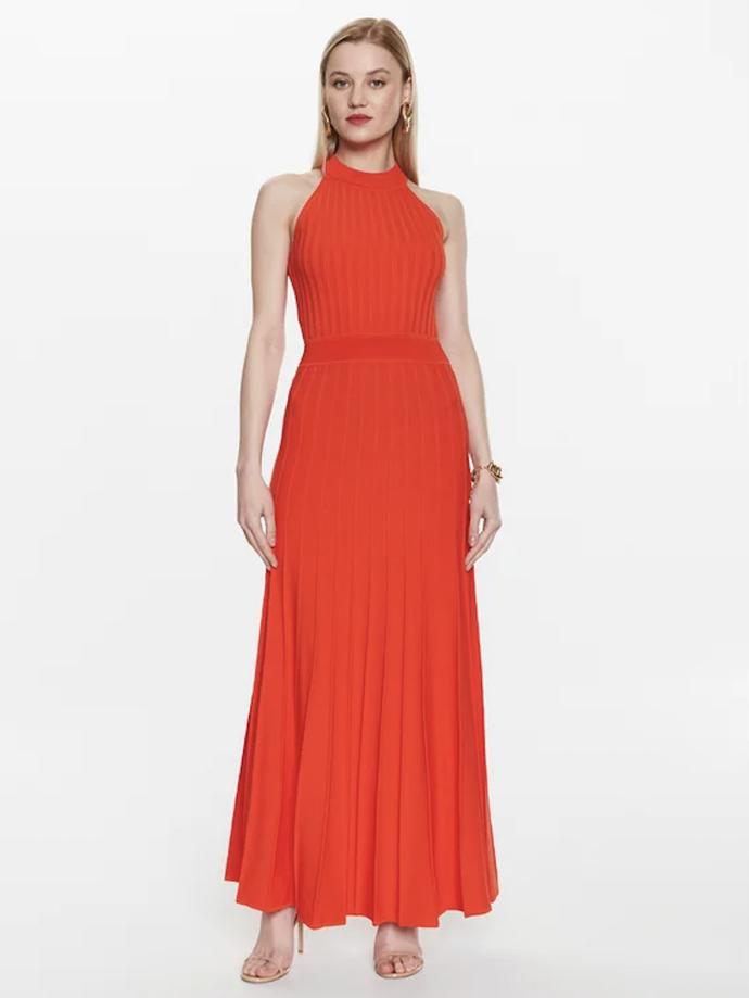 Elegantní variant halterneck střihu. (Michael Kors, 6 599 Kč)