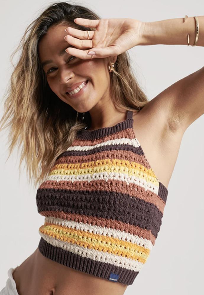 Háčkovaný crop top v zemitých tónech. (Superdry, 1 360 Kč)