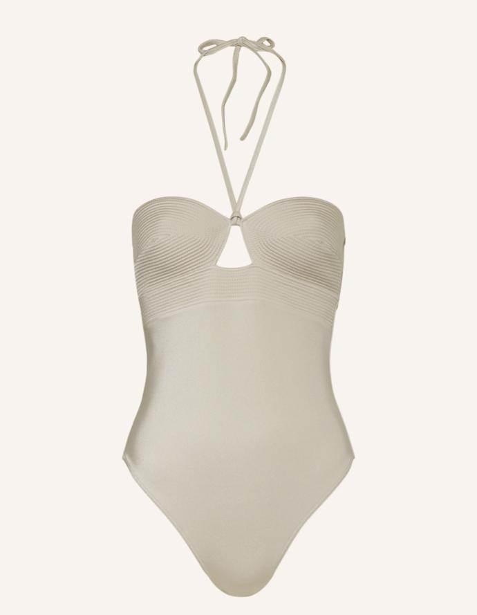 Strukturované plavky s odnímatelnou tkaničkou vázanou za krk drží tvar i bez upevnění. (Calvin Klein, 2 790 Kč)