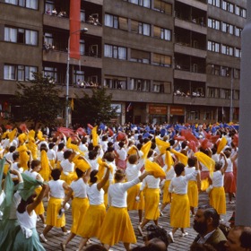 Průvod kráčející v roce 1980 po Letenské pláni směrem k Holešovicím.