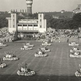 Na spartakiádě nechyběla ani náročná choreografie.