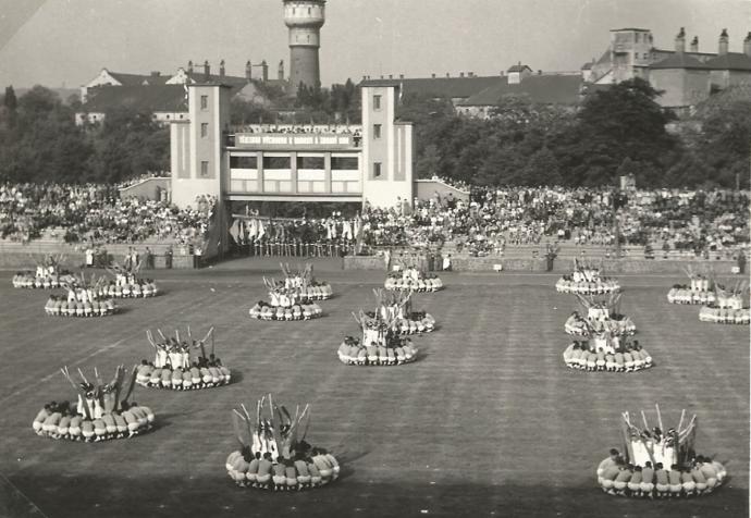 Na spartakiádě nechyběla ani náročná choreografie.
