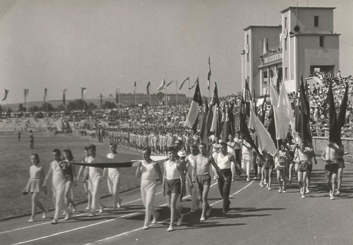 Takto pochodovali cvičenci tentýž rok v Plzni.