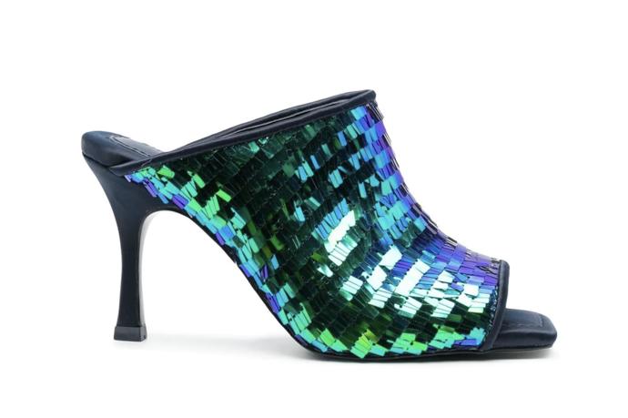 Pantoflíčky na vyšším podpatku reprezentují další z oblíbených tvarů pajetek - podlouhlé obdélníčky. (Stine Goya, 4 999 Kč)