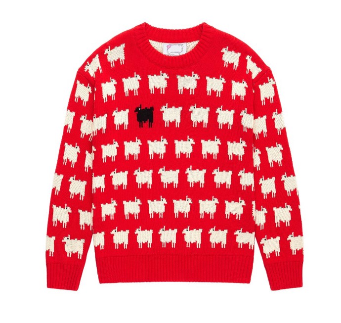 Svetr pochází z dílny módních návrhářek Sally Muir a Joanny Osborne, které ho upletly pro svou značku Warm&Wonderful. Svetr můžete sehnat i dnes, stojí v přepočtu cca 5 600 korun.