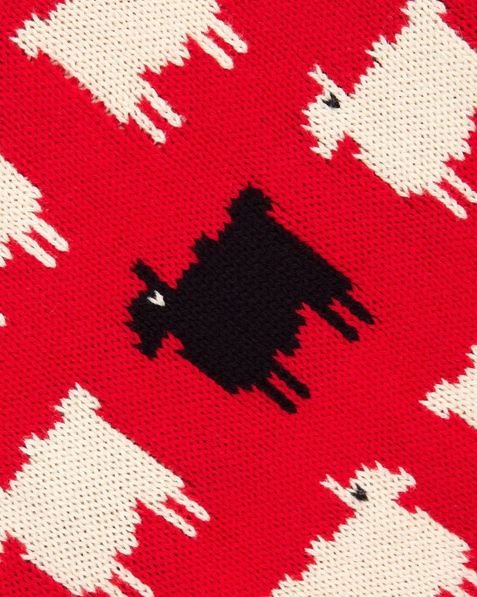 Zdobí ho motiv bílých ovcí a jedné černé. 