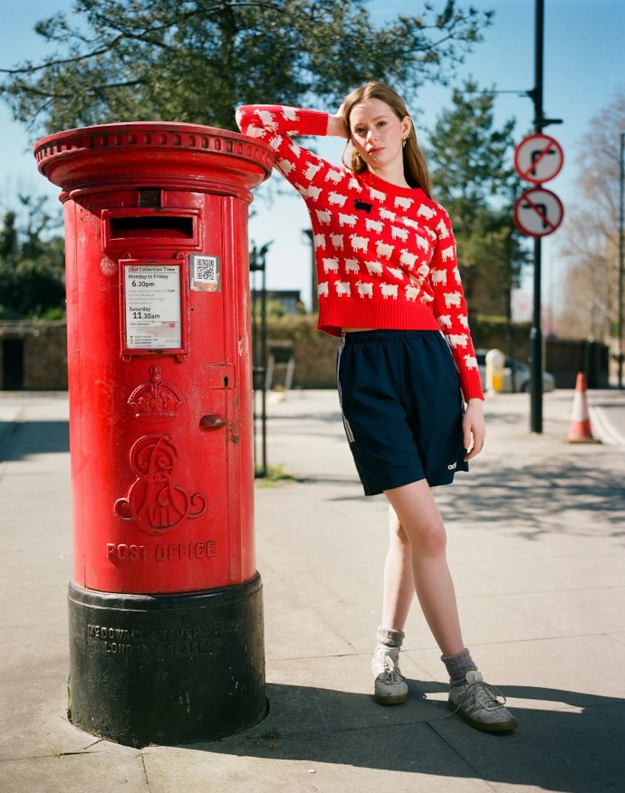 Původní kousek, který oblékala princezna Diana, se na desítky let ztratil, než ho letos v březnu objevily návrhářky na půdě své provozovny, kam si šly pro látky. Nyní putuje do aukce, kde by podle předpokladů měl vydělat až dva miliony korun.