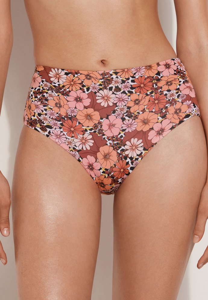 Do sady si samozřejmě můžete pořídit i kalhotky v podobném retro duchu. (Tezenis, 349 Kč)