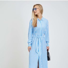 Naprostá klasika. V midi délce ale košilové šaty s proužky nabývají nepřehlédnutelnosti a jejich variabilitu využijete i při vrstvení s dalšími outfity. (Tommy Hilfiger, 4 899 Kč)