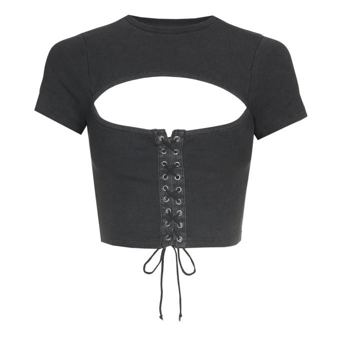 Složitější varianta topu, která zapojila do práce i nepřehlédnutelné šněrování. C&A, 350 Kč