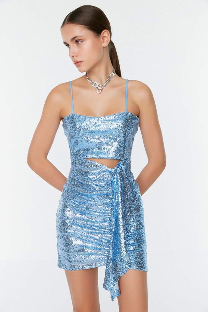 Průstřihy, vázačky, hravost. Ve spojení s flitry náramně líbivé šaty v odstínu mořské hladiny. (Trendyol, bezvasport.cz, 1 399 Kč)