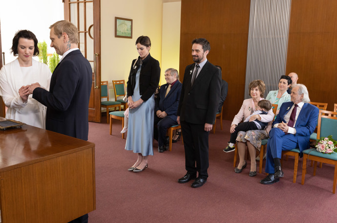 Karla s Márou si u té příležitosti vzpomenou na vlastní svatbu. Změní to něco?