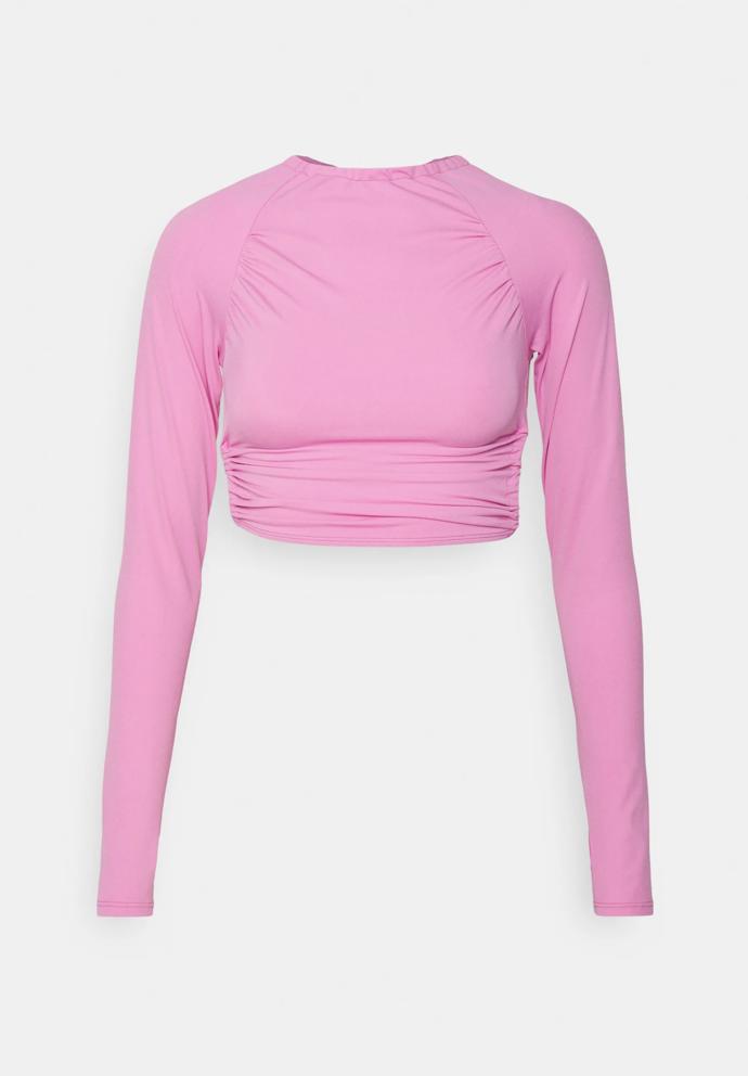 Značka We Are We Wear nabízí zdánlivě jednoduchý horní díl s dlouhým rukávem...