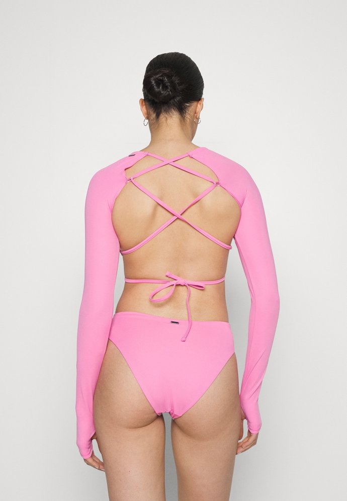 ... jehož zadní partie ale překvapí nápaditým sexy detailem. (1 040 Kč)