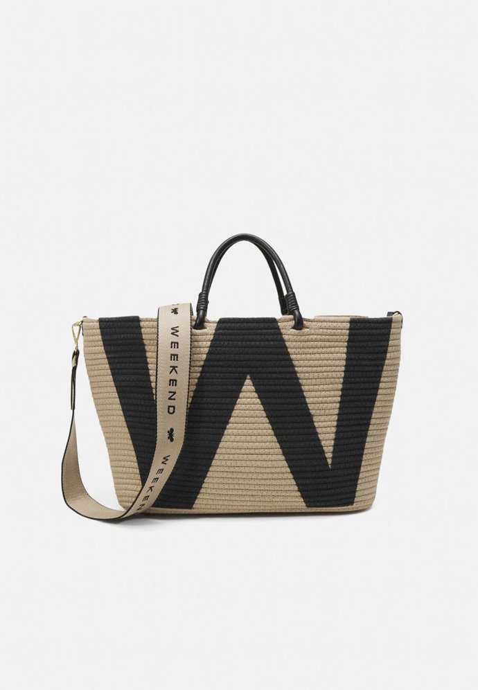 Splétané kabelce s uchy i ramenním popruhem značky Weekend Max Mara vévodí výrazné logo. Cena: 4 890 Kč