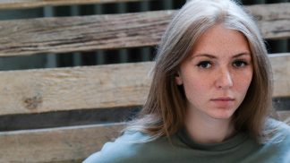 Marie (27): V chůvičce se ozýval děsivý hlas. Pomohla až návštěva hřbitova, kde jsem zapálila svíčku na zapomenutém hrobě