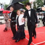 Černé šaty s bílým kabátkem vynesla například na červený koberec karlovarskéhéo filmového festivalu.