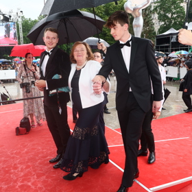 Černé šaty s bílým kabátkem vynesla například na červený koberec karlovarskéhéo filmového festivalu.